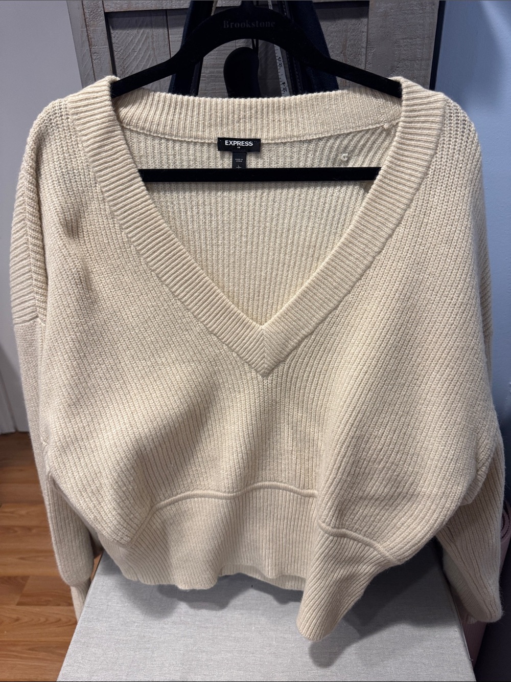Express Cream V-Neck Ribbed Knit Sweater